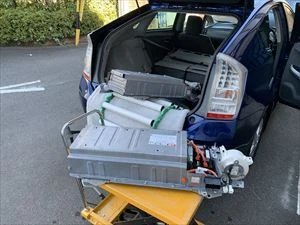 プリウス30系のバッテリー交換費用とリビルト品の選び方